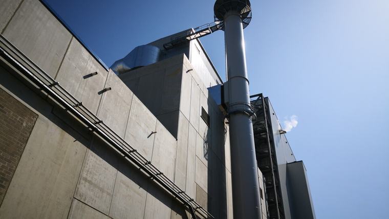 An der Industriezon Gadderscheier: Méi Reklamatioune wéinst Kaméidi, Gestank a Stëbs ronderëm d'Kronospan