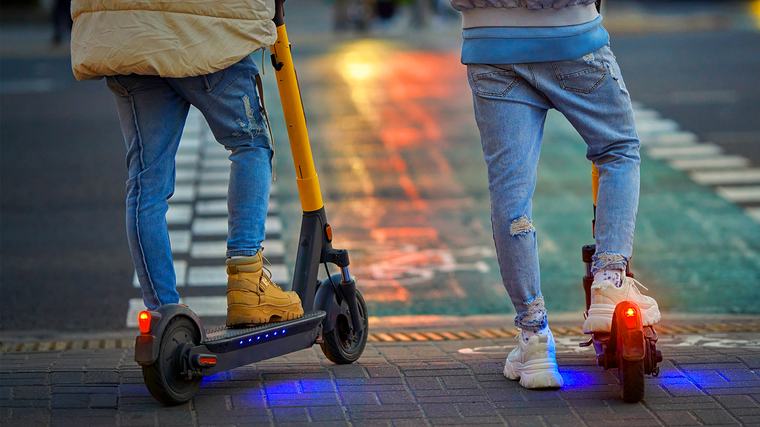 Policeasaz zu Kietscht: Jugendleche blesséiert bei Accident mat E-Scooter, dee méi séier wéi erlaabt fiert