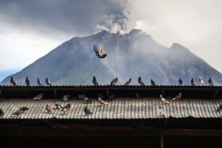 Vulkanausbroch an Indonesien: Mëttlerweil hu 6 Fluchhäfe wéinst Äschewollek mussen zougemaach ginn