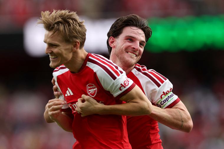 Den Iwwerbléck vum internationale Futtball: Arsenal wënnt Derby géint Chelsea, Augsburg schockt Frankfurt an ass neien Tabelleleader