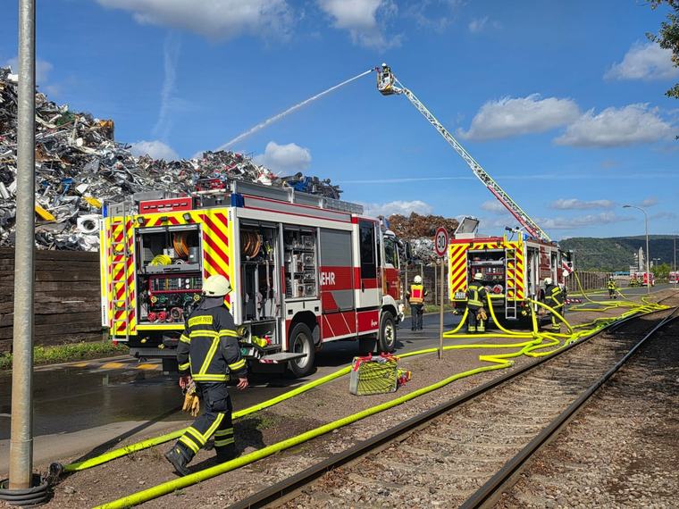 Industriebrand: Feier am Hafen zu Tréier geläscht - eng 70 Pompjeeën, Polizisten a Secouristen am Asaz