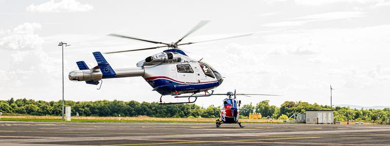 Auto am Gruef tëscht Éinen a Gouschteng: Rettungshelikopter bei Accident mat zwee Blesséierten am Asaz