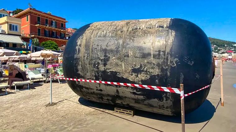 Op Däitsch En Italie Mystère autour d'un énorme objet noir sur la côte