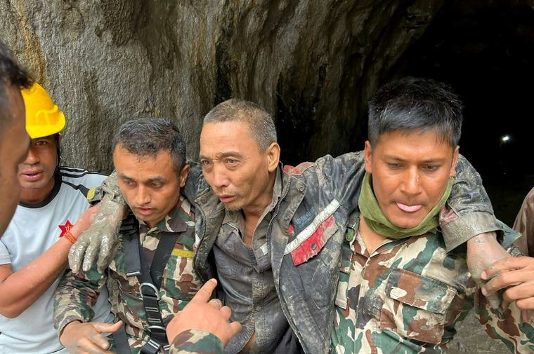 Crue dans l'Himalaya: Un troisième rescapé extrait d'un tunnel, les recherches continuent