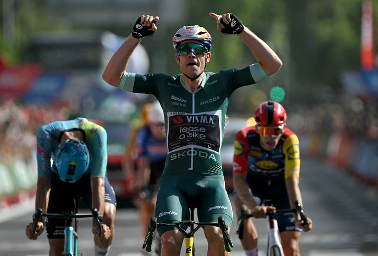 Vuelta: 15. Etapp: Wout van Aert entscheet Sprint zu Cordoba fir sech, Plaz 12 fir Mats Wenzel