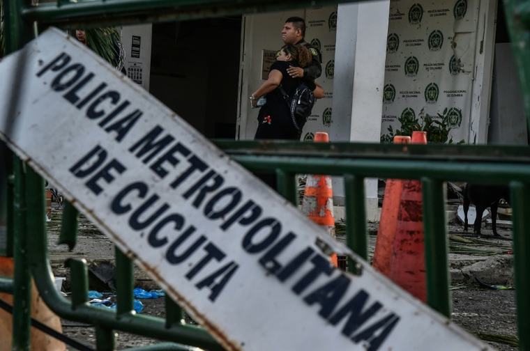 Following military strike against guerrillas: Car bomb at Colombian police station kills one, injures 11