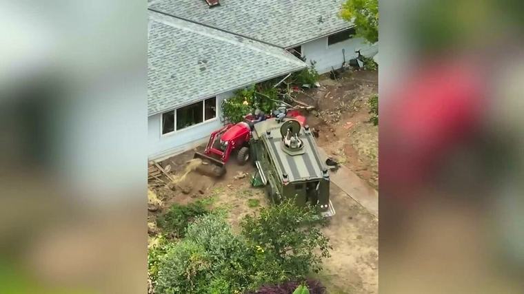 00 : 38 États-Unis Il tire sur un drone de la police: le SWAT intervient 0 7 0