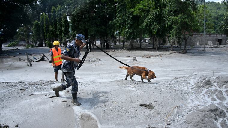 Iwwerschwemmungen am Nepal: Zwou weider Persoune konnte gerett ginn, 10 Deeg no der katastrophaler Flut