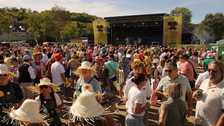 Zu Stadbriedemes: Fuesmusek am Summer mam "Jeck im Sunnesching"