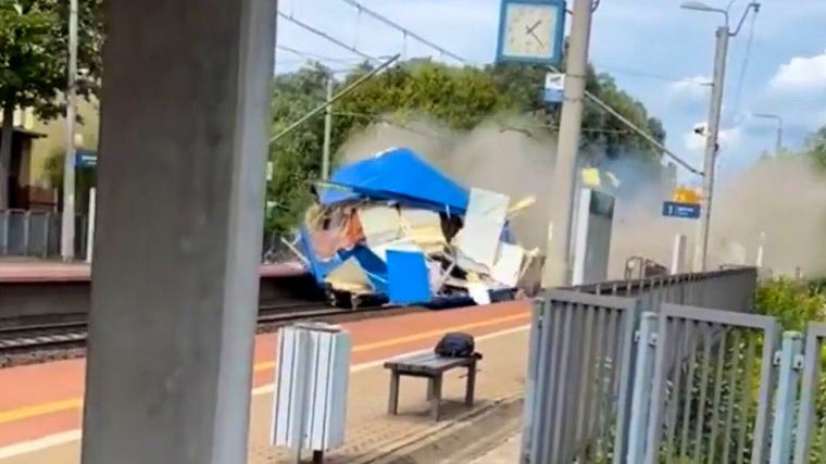 00 : 28 Pologne Un train percute de plein fouet un camion bloqué sur les rails 0 1 2