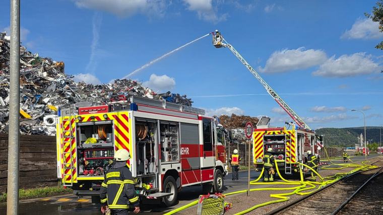 Industrial fire: Fifty firefighters tackle blaze at Trier harbour