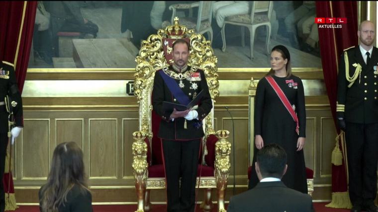 Nom Doud vum Kinnek Harald: Kinnek Haakon VIII. huet säin Eed virum norwegesche Parlament ofgeluecht