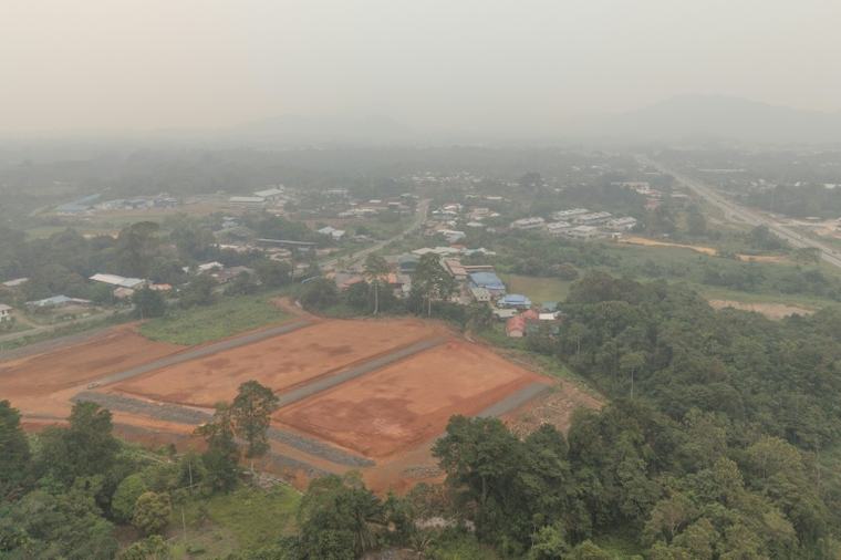 Acrid smoke: Haze emergency grips Malaysian Borneo town