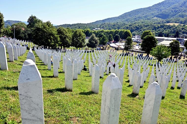Balkan wars: Srebrenica: Massacre that outraged the world