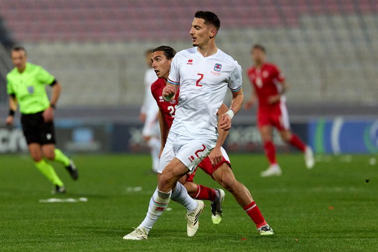 Lëtzebuerger Futtballer am Ausland: Éischt dräi Punkte fir Verona a Seid Korac no klorem 5:0 géint Arezzo