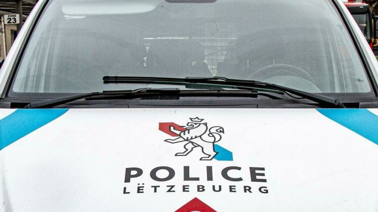 Beim Klaue vu Parfum erwëscht: Sécherheetspersonal kann Täter viru Flucht stoppen